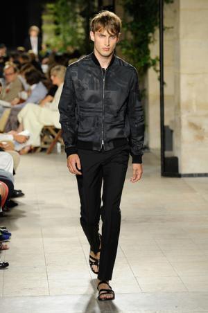 カラーとグラフィカル効果でつくるエルメス流シティスタイル【2016春夏メンズ】