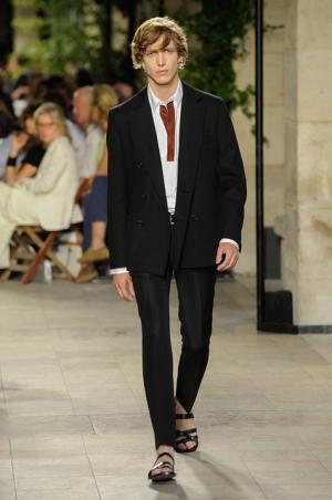 カラーとグラフィカル効果でつくるエルメス流シティスタイル【2016春夏メンズ】