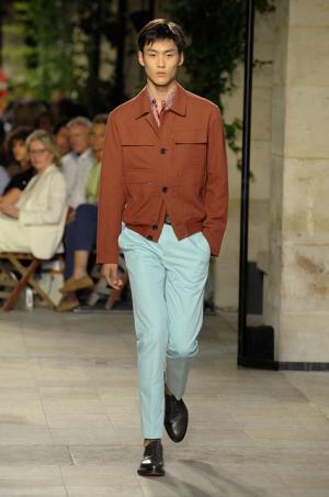 カラーとグラフィカル効果でつくるエルメス流シティスタイル【2016春夏メンズ】