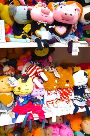 新宿伊勢丹で女性型アンドロイド「地平アイこ」が“みらい型ギフト”をご案内