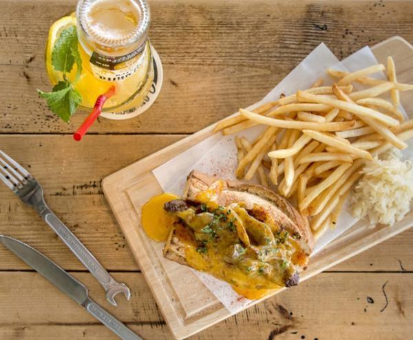 “アメリカの牛丼”こと「フィリーチーズステーキ」が、ディーゼル手掛けるカフェで限定発売