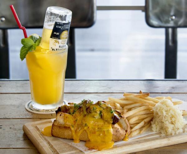 “アメリカの牛丼”こと「フィリーチーズステーキ」が、ディーゼル手掛けるカフェで限定発売