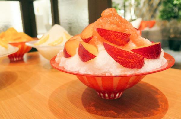 カフェ「賚果 RAIKA」の大人が嗜むフレッシュフルーツかき氷。新フレーバーは桃・プラム・パイナップル