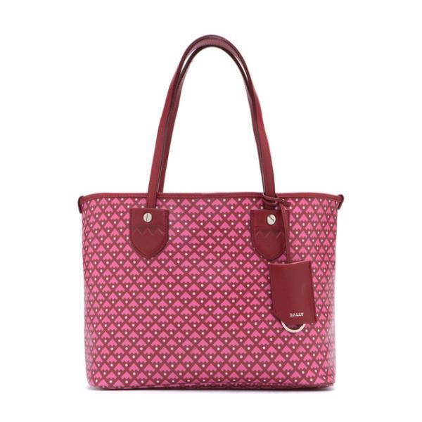 バリーが新宿伊勢丹ポップアップで、60年代レトロを表現した「クレセント トワール」新作を先行発売