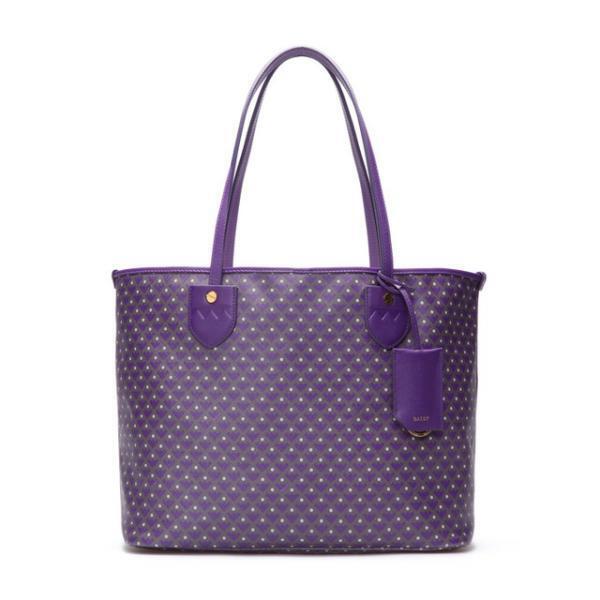 バリーが新宿伊勢丹ポップアップで、60年代レトロを表現した「クレセント トワール」新作を先行発売