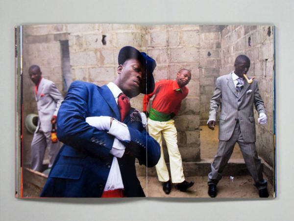 世界一エレガントな紳士集団「サプール」写真集、異例の刊行1ヶ月で3刷達成