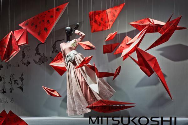 葛飾北斎と吉田ユニが競演！日本橋三越ウィンドウにコラボアート出現