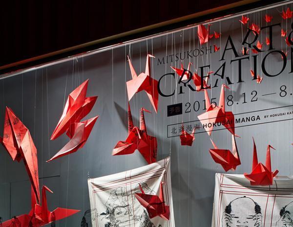 葛飾北斎と吉田ユニが競演！日本橋三越ウィンドウにコラボアート出現