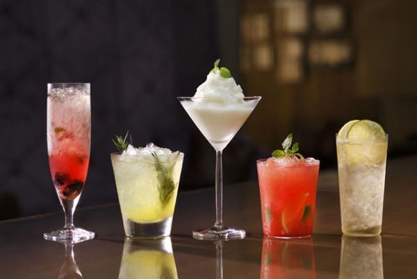東京銀座資生堂ビル「Bar S」に薬草リキュールやスイカを使った夏カクテル5種類が登場
