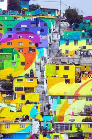 メキシコの住宅街に突如現れた色鮮やかな巨大壁画。<div class=