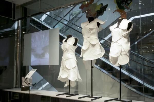 伊勢丹新宿店本館3階で展示販売された3着のドレス