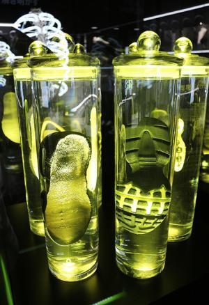 ナイキの“ホルマリン漬け”!?「AIR MAX 95」20周年記念エキシビジョンスペースが原宿に登場