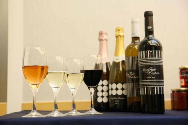 【PR】日々の食事で“美活”。インド産スパークリングからカレーまで、マルシェの新鮮さを食卓へ