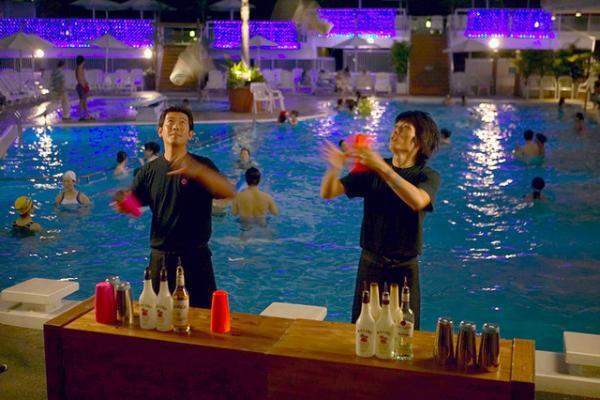 ホテルニューオータニ、夜のプールラウンジ「POOL by NIGHT」開催