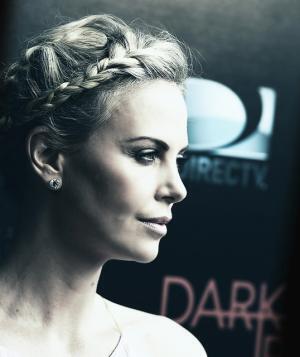 シャーリーズ・セロン、40歳のバースデーを自宅でお祝い