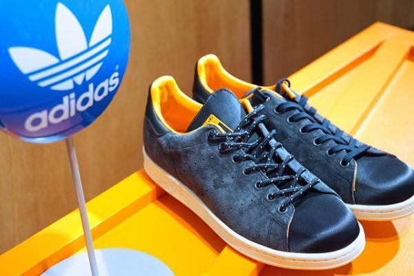 アディダス「スタンスミス」×ポーターがコラボ、新色“ネイビー”発表！