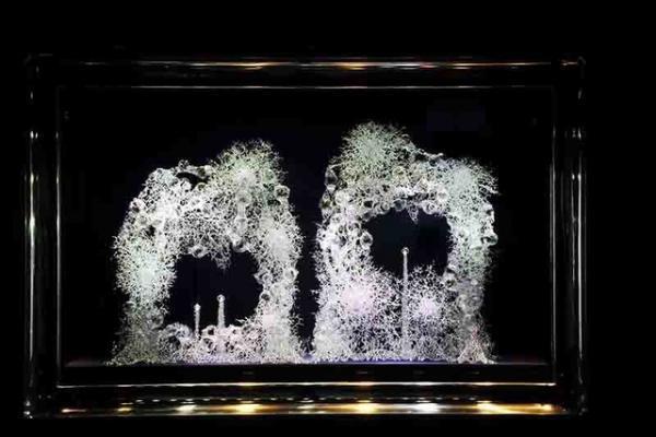 ヴァン クリーフ＆アーペルが現代アーティスト・松宮硝子とのコラボディスプレイを展開