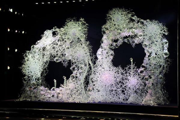 ヴァン クリーフ＆アーペルが現代アーティスト・松宮硝子とのコラボディスプレイを展開