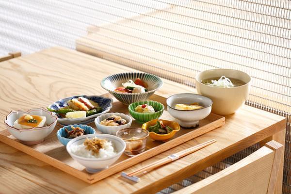 空間デザイン、家具、料理…6人のプロによる京料理屋「居様」、夏の新おばんざいが登場