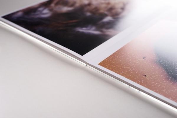 アクリル版に挟まれた新たな写真集の在り方。注目の若手・伊丹豪の最新作品集【NADiffオススメBOOK】