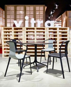 ブルーボトルコーヒーを「ミラノサローネ」出品家具に腰掛けて味わう、体験型展示イベント開催