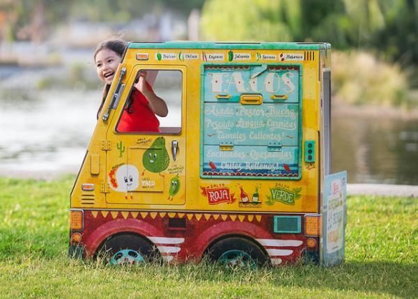 ポップなアートが映える、安心・安全の子供用ダンボール製トラック「OTO」