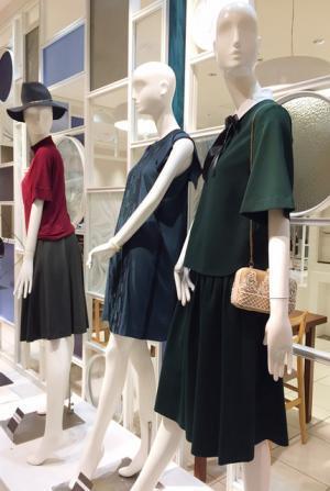 この秋は「スクールガールスタイル」に注目。大人のための70年代スタイルを新宿伊勢丹で提案