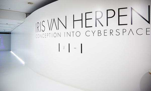 リデザイン中の渋谷に先駆けて、西武渋谷店がリニューアル。前夜祭でアートゲート点灯