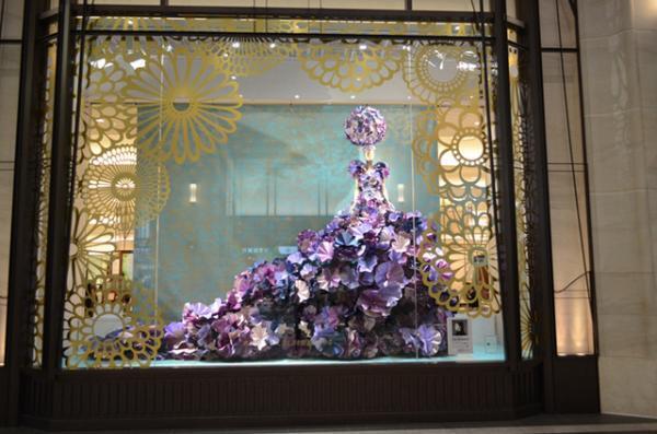 1,400個のスワロフスキー使用したビッグドレス展示、阪急うめだの秋ウィンドー