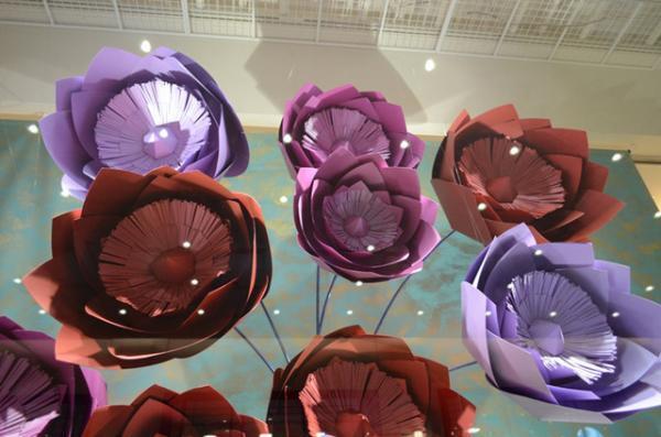 1,400個のスワロフスキー使用したビッグドレス展示、阪急うめだの秋ウィンドー