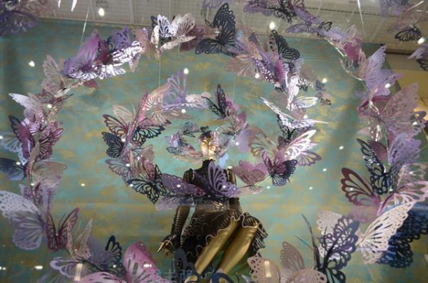 1,400個のスワロフスキー使用したビッグドレス展示、阪急うめだの秋ウィンドー