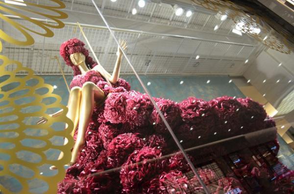 1,400個のスワロフスキー使用したビッグドレス展示、阪急うめだの秋ウィンドー