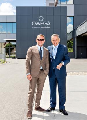 ダニエル・クレイグ、オメガの新工場を見学。伝統技術に「魅せられました」