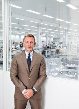 ダニエル・クレイグ、オメガの新工場を見学。伝統技術に「魅せられました」