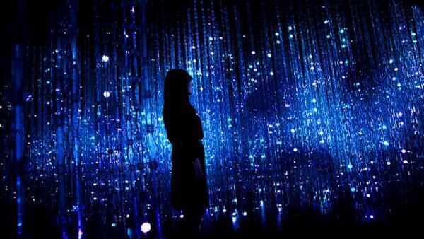 スマホをスワイプして宇宙に溶け込む。チームラボの新作披露展が銀座でスタート