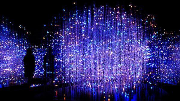 スマホをスワイプして宇宙に溶け込む。チームラボの新作披露展が銀座でスタート