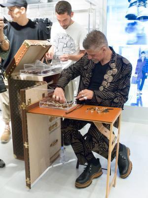 「テープカットは初めての体験」キム・ジョーンズがネメスに捧げたLVメンズが伊勢丹メンズ館に限定オープン