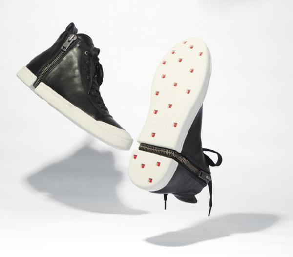 1本のジップがぐるり！ディーゼル新作スニーカー「ジップラウンド」発売