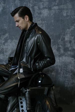 アディダス オリジナルス×ネイバーフッドが最後のコラボ。定番アイテムを滝沢伸介がリデザイン