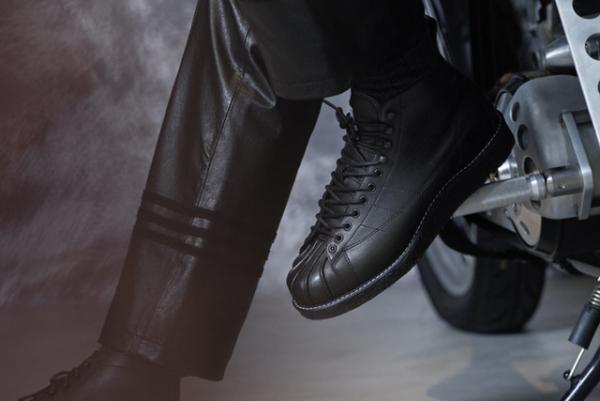 アディダス オリジナルス×ネイバーフッドが最後のコラボ。定番アイテムを滝沢伸介がリデザイン