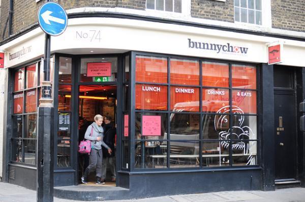 南アフリカ伝統料理を現代風にアレンジした「バニーチャウ」がロンドンで話題！