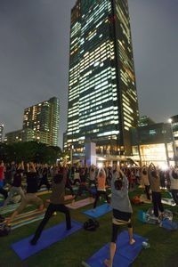 都会の真ん中、芝生の上でヨガ＆バレエエクササイズ。「ミッドタウン リラックス パーク 2015」開催