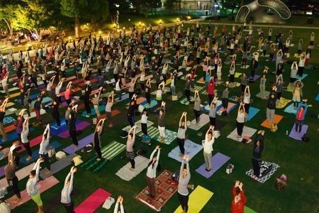 都会の真ん中、芝生の上でヨガ＆バレエエクササイズ。「ミッドタウン リラックス パーク 2015」開催