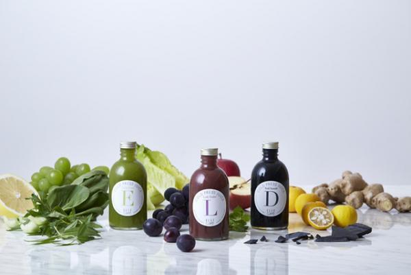 海外でトレンドの“炭”入りも登場！「ELLE cafe」秋のコールドプレスジュース3種