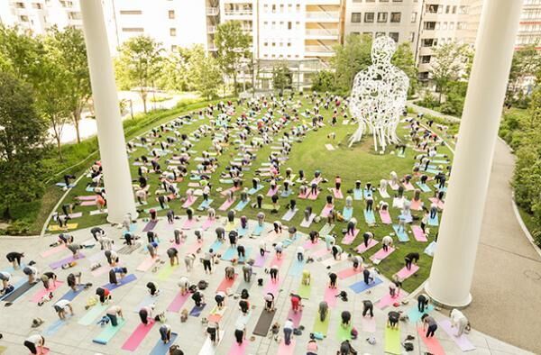 虎の門ヒルズのオーバル広場にて秋空の下でヨガを楽しむイベント「OUR PARKS “Toranomon Sunday Yoga”」が開催