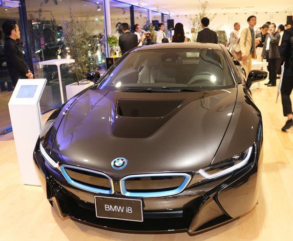 虎ノ門ヒルズ前に「BMW i」ショールームがオープン、記念レセプションパーティー開催