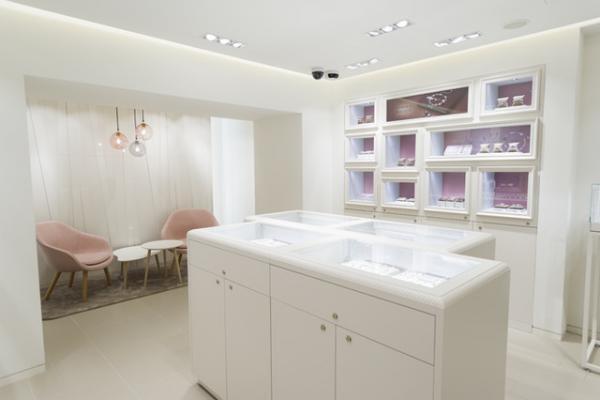 パンドラがアジア最大、日本初の旗艦店を銀座にオープン。初日はブレスレットが特別価格に