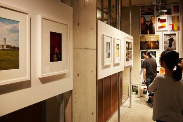 ズッカの写真展「TRAVEL WITH ZUCCa」開催中。写真家・小浪次郎がベルリンを撮る