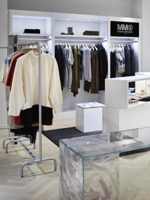 MM6 メゾン マルジェラ、大阪高島屋にニューショップ。店内はモノトーンで統一