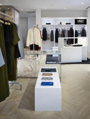 MM6 メゾン マルジェラ、大阪高島屋にニューショップ。店内はモノトーンで統一